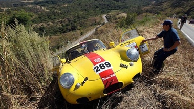 Porsche 356 sortie de piste, jaune+rouge, face  