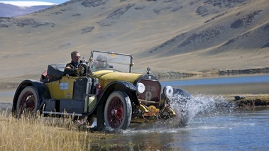 Stutz roadster 1920, jaune, action, 3-4 av d