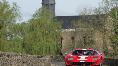 Ford GT40, rouge, action face, village
