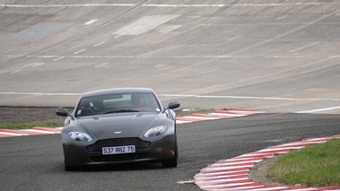 Malte à Montlhéry - Aston Martin V8 Vantage anthracite face avant