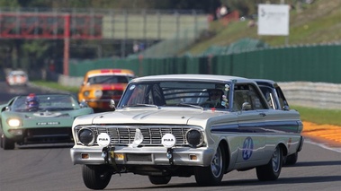 Ford Falcon, blanc, action 3-4 avd