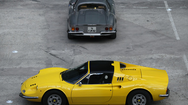 Tour Auto 2012 - Ferrari 246 GTS Dino jaune profil vue de haut