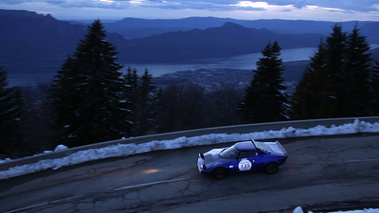 Tour Auto 2012 - Lancia Stratos Gr. IV bleu filé vue de haut