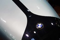 BMW monoplace bleu/noir logo capot