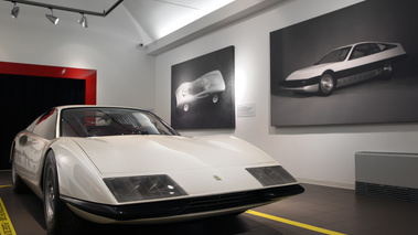 Musée Ferrari - P6 blanc 3/4 avant droit