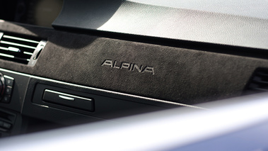Alpina B3 GT3 blanc logo tableau de bord