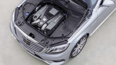 Mercedes S63 AMG gris moteur