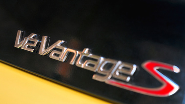 Aston Martin V12 Vantage S - jaune - détail, badge V12 Vantage S