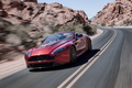 Aston Martin V12 Vantage S Roadster - rouge - 3/4 avant gauche dynamique penché