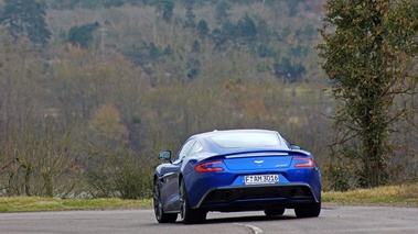 Aston Martin Vanquish bleu 3/4 arrière gauche
