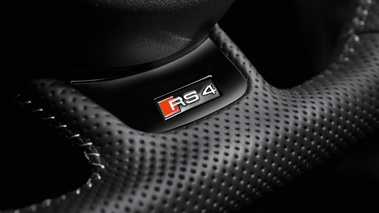 Audi RS4 Avant rouge logo volant
