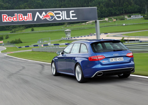 Audi RS4 bleu vue de 3/4 arrière gauche en travelling 