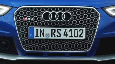 Audi RS4 bleu calandre