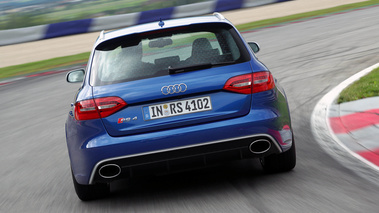 Audi RS4 bleu face arrière travelling penché