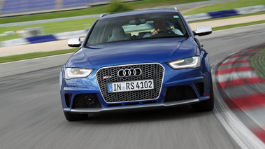 Audi RS4 bleu face avant travelling penché 2