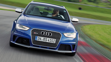 Audi RS4 bleu face avant travelling penché 3