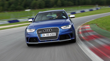 Audi RS4 bleu face avant travelling penché