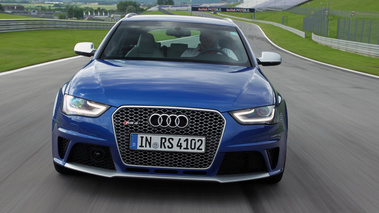 Audi RS4 bleu face avant travelling 