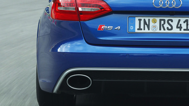 Audi RS4 bleu feux arrière travelling