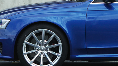 Audi RS4 bleu jante