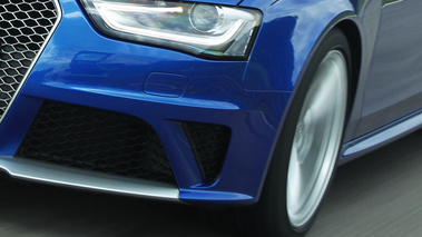 Audi RS4 bleu phare avant travelling