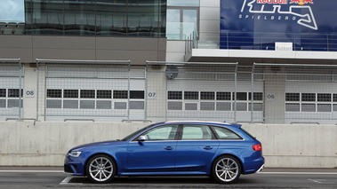 Audi RS4 bleu profil