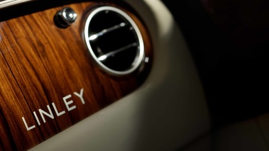 Bentley Continental Flying Spur Linley noir logo tableau de bord