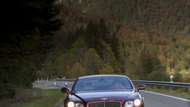 Bentley Continental GT Speed bordeaux face avant travelling debout
