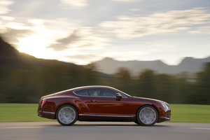 Bentley Continental GT Speed bordeaux vue de profil en travelling