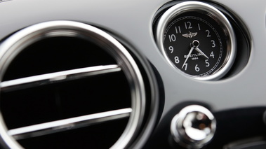 Bentley Continental GT V8 rouge horloge 2