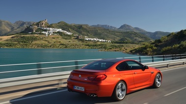 BMW M6 orange 3/4 arrière droit travelling