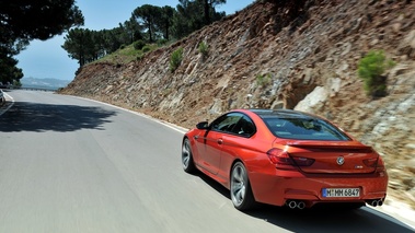 BMW M6 orange 3/4 arrière gauche travelling