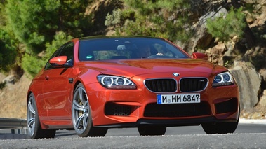 BMW M6 orange 3/4 avant droit