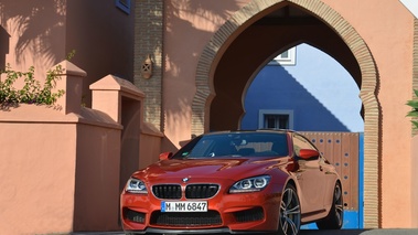 BMW M6 orange 3/4 avant gauche