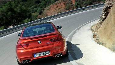 BMW M6 orange face arrière travelling penché