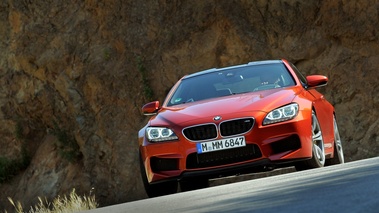 BMW M6 orange face avant penché