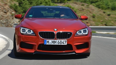 BMW M6 orange face avant travelling
