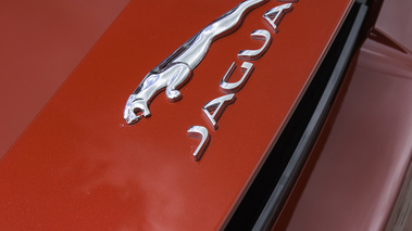 Jaguar F-Type V6 S rouge logo aileron debout