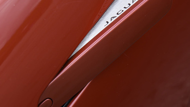 Jaguar F-Type V6 S rouge poignée de porte debout