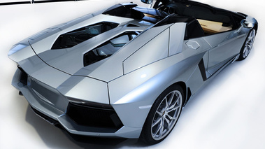 Lamborghini Aventador Roadster - bleu Azzuro Thetis - 3/4 arrière droit