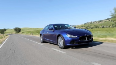 Maserati Ghibli bleu 3/4 avant droit travelling penché