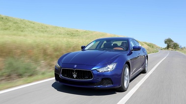 Maserati Ghibli bleu 3/4 avant gauche travelling