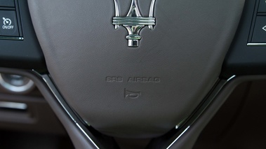 Maserati Quattroporte MY2013 marron logo volant debout