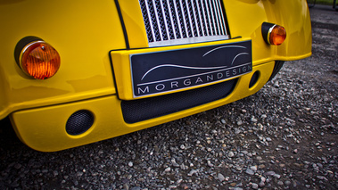 Morgan Plus E - jaune - détail, pare-choc avant