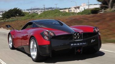 Pagani Huayra rouge 3/4 arrière gauche travelling