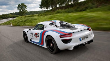 Porsche 918 Spyder Martini Racing - 3/4 arrière gauche, dynamique