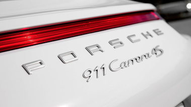 Porsche 991 Carrera 4S Cabriolet blanc logos capot moteur