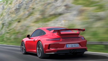 Porsche 991 GT3 rouge 3/4 arrière gauche travelling 2