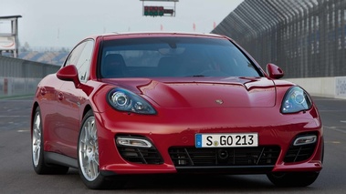 Porsche Panamera GTS - rouge - 3/4 avant droit