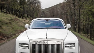 Rolls Royce Phantom Coupe MkII blanc face avant travelling debout